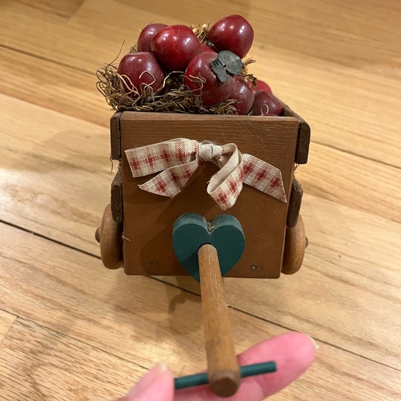 Vintage wooden wagon with apples - Picture 2 of 3